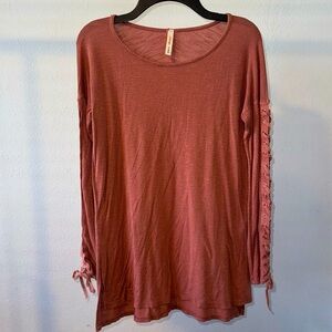 🍀5x$15🍀 Orange Creek Pink blouse Size L with laces.